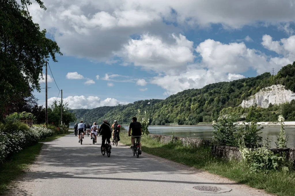 A_velo_sur_la_route_des_vergers_et_des_fruits__Jumieges_-_Thomas_Le_Floc_H-seine-maritime