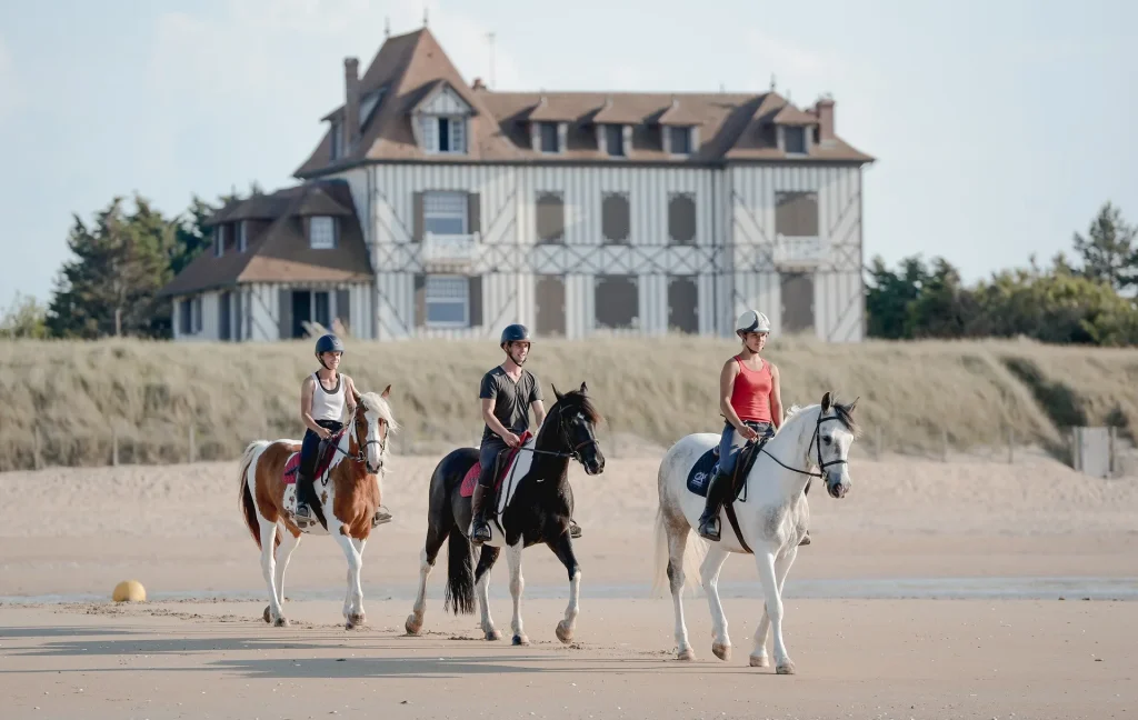 Escapade_romantique_a_cheval_a_Cabourg_-_Marie-Anais_Thierry___calvados