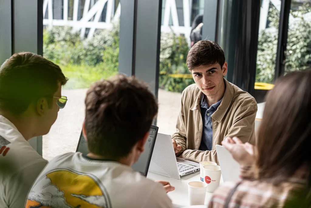 Plusieurs étudiants au campus Celsi de Rouen