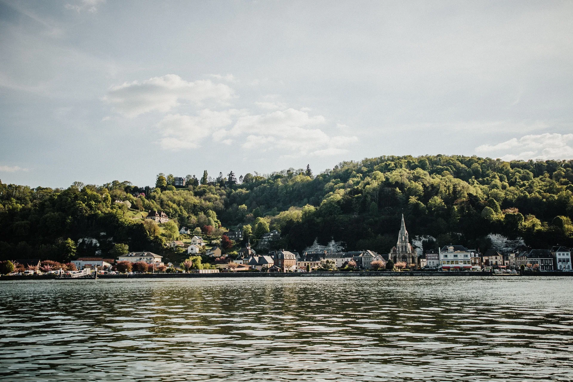 La_Bouille_vue_du_bac_de_Le-Mesnil-sous-Jumieges-seine-maritime