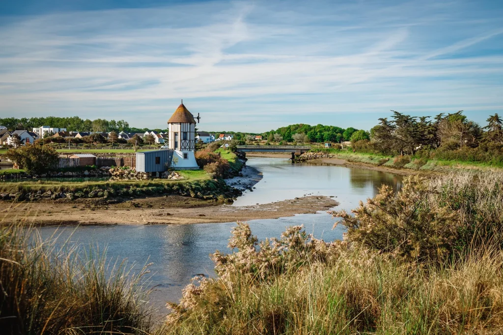 Moulin_a_vent_de_Courseulles__a_l_embouchure_de_la_Seulles_-_Valentin_Pacaut_-_The_Explorers-calvados