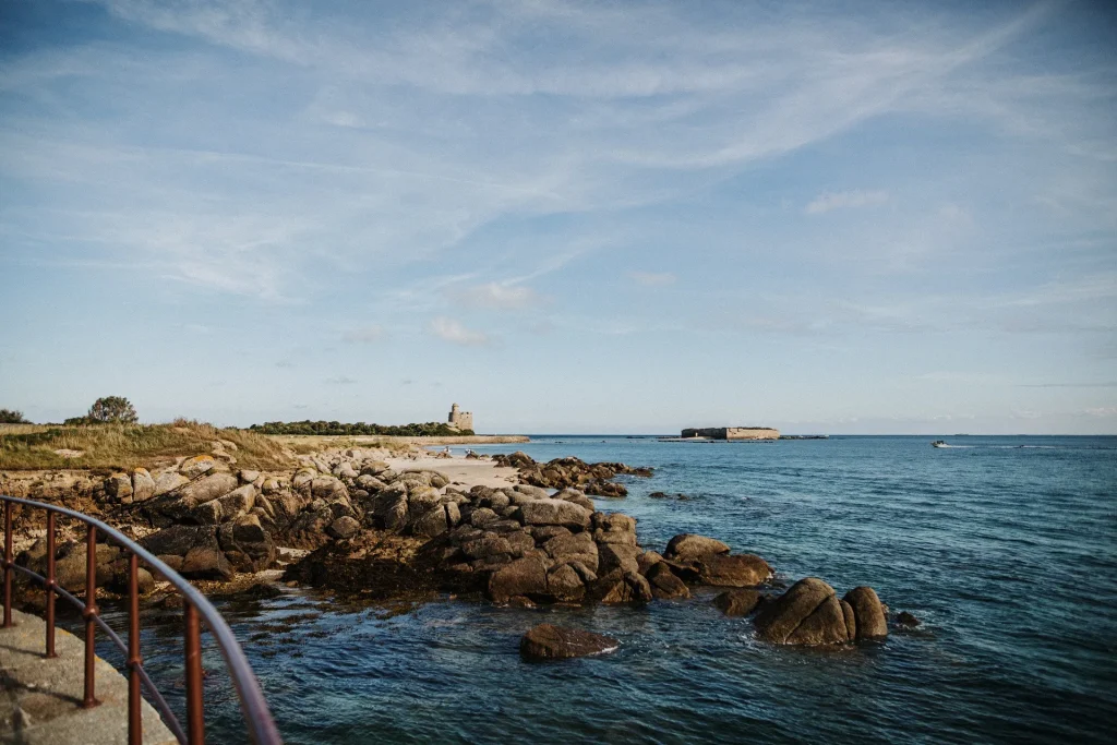 Vue_sur_l_ile_de_Tatihou__Saint-Vaast-la-Hougue_-_Coraline_et_Leo-Manche