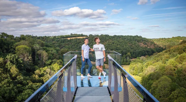 2 personnes sur le skycube viaduc de la souleuvre