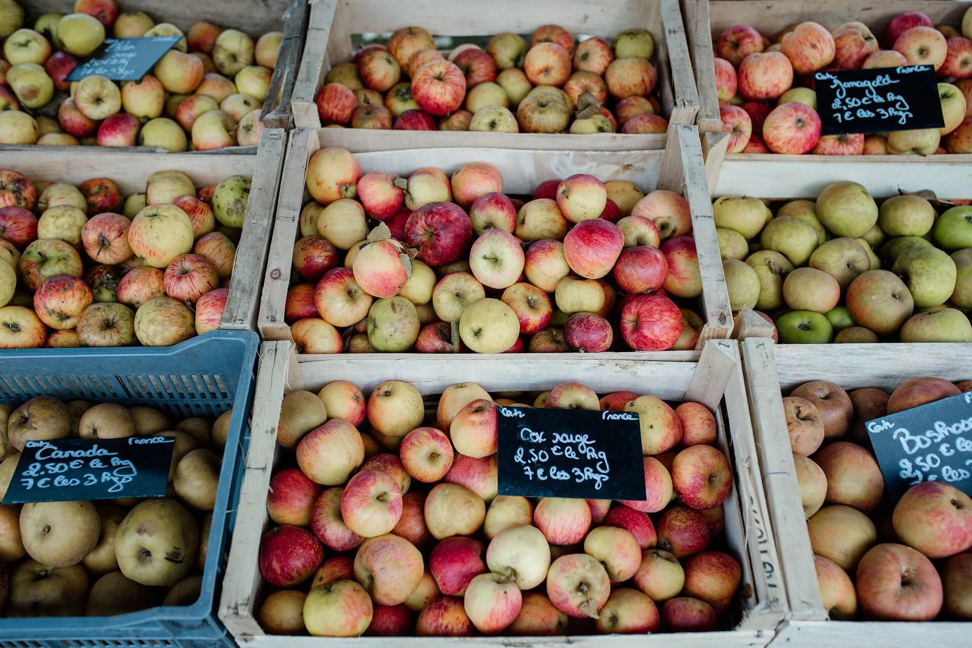 tas de pommes au marché