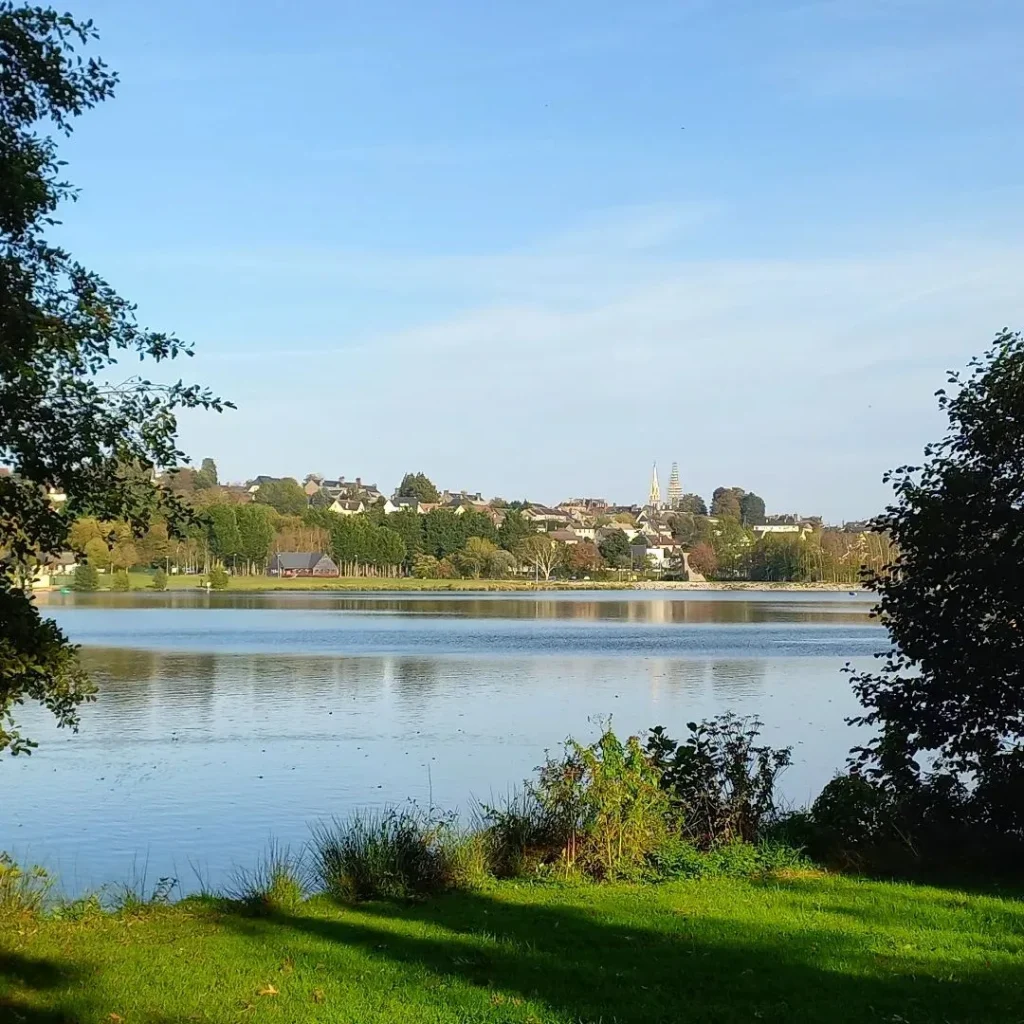 plan d'eau et ville la ferté macé