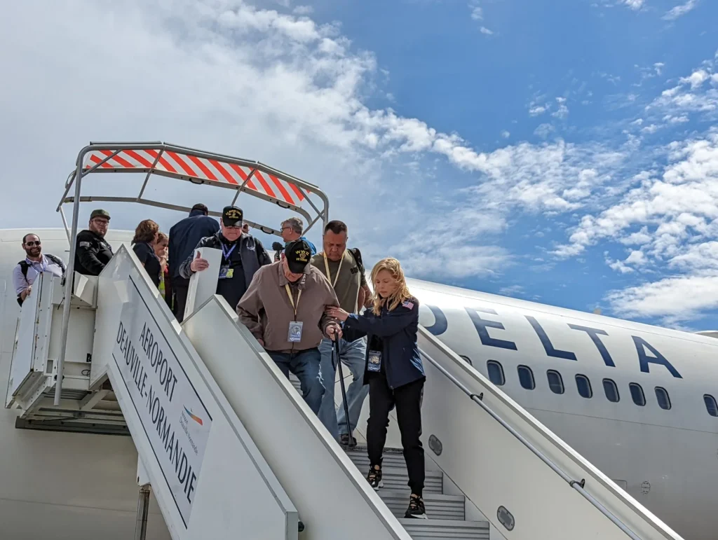 Vétérans descendant un avion