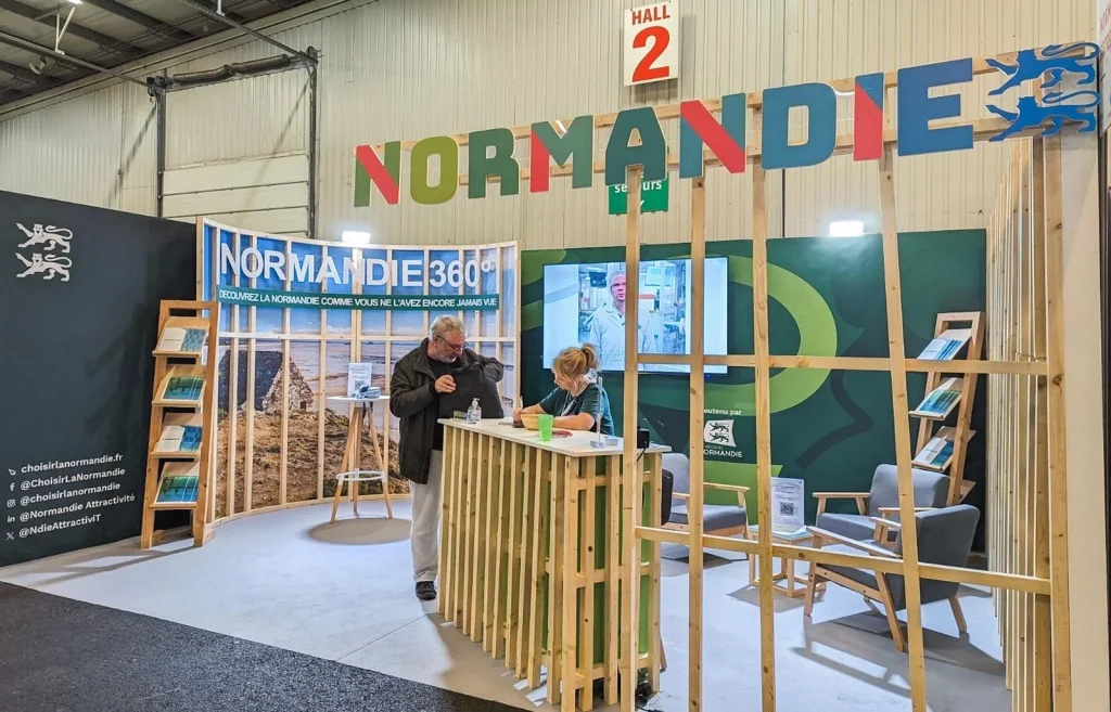 Le stand de l'agence Normandie Attractivité à l'occasion du FÊNO, en octobre 2023.