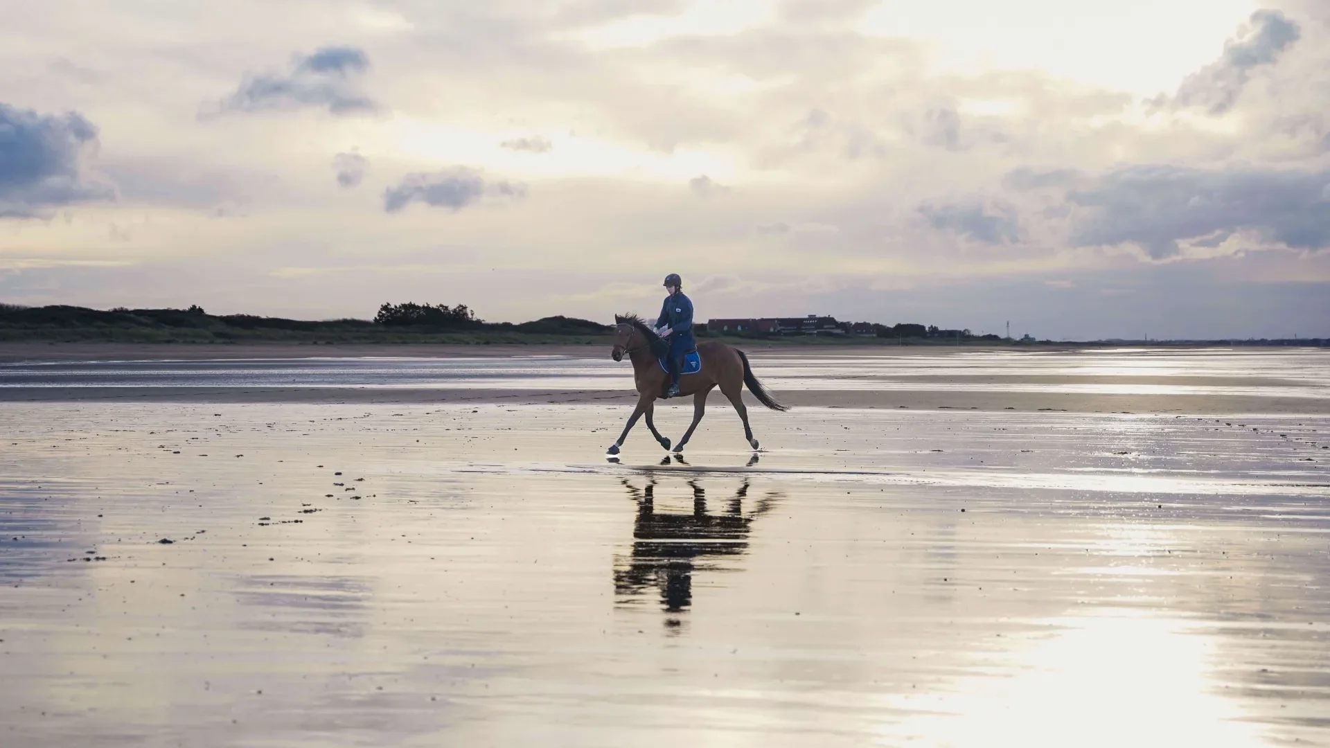 Balade à cheval sur la plage en Normandie