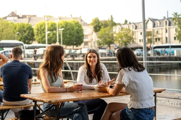 Caen sortie au bar sur le port