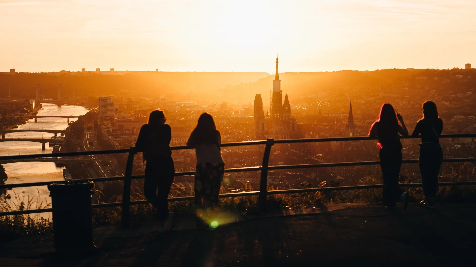 Depuis_le_panorama_Sainte-Catherine_au_coucher_du_soleil__vue_sur_la_cathedrale_de_Rouen