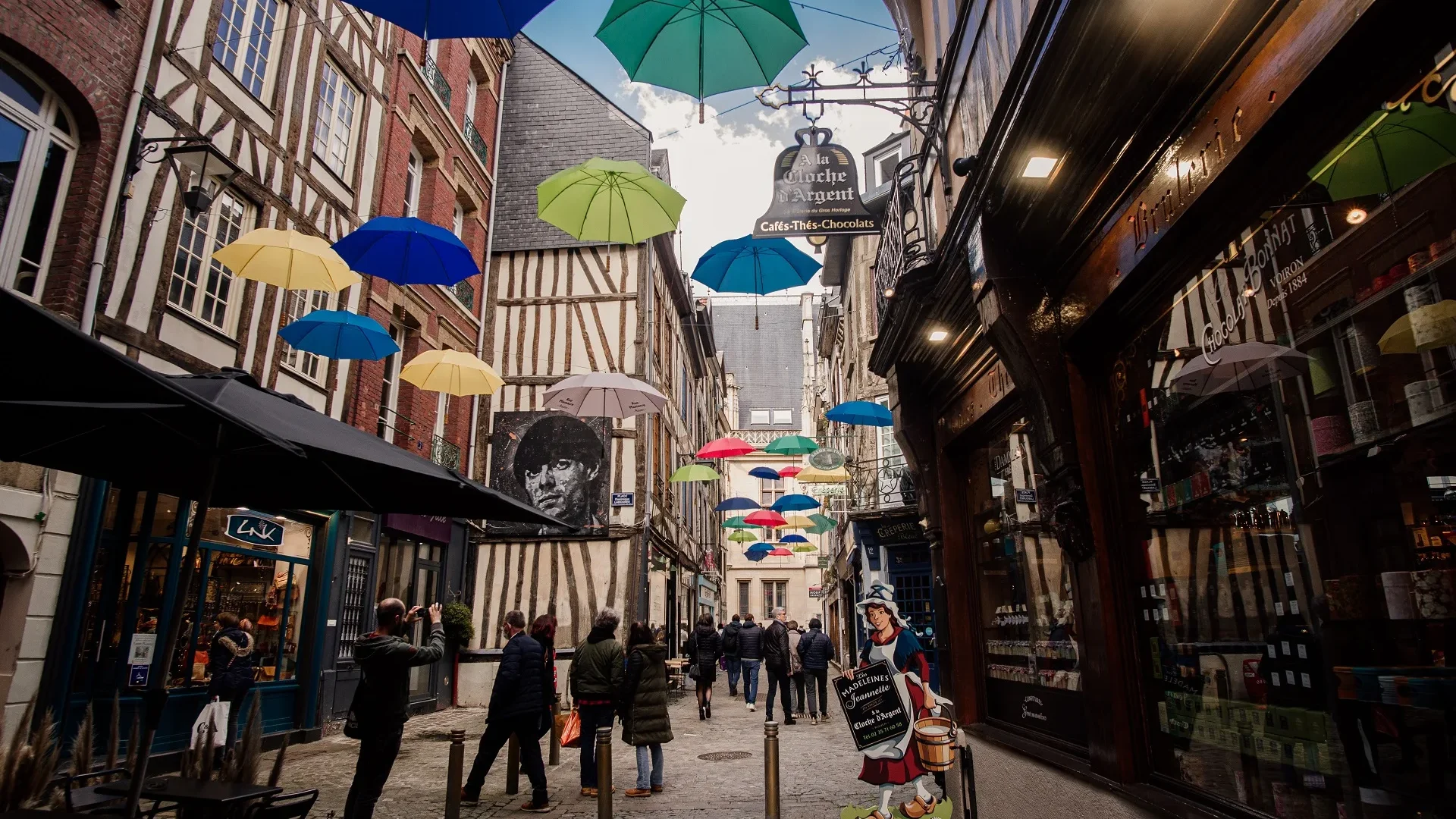 Rouen__rue_Massacre__parapluies