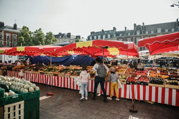 Stand_de_fruits_et_legumes_au_marche__Rouen