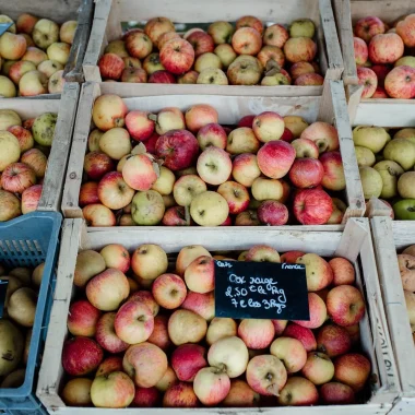 tas de pommes au marché