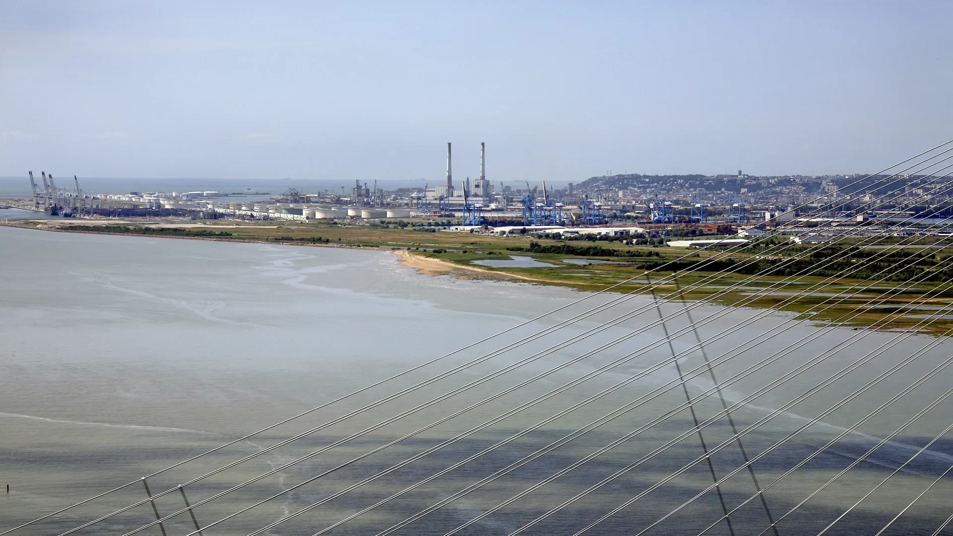 Vue aérienne du Pont de Normandie et du Havre