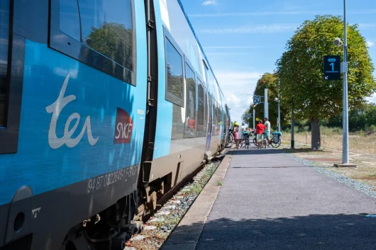 Cyclotouristes à la gare de Pontorson en Normandie