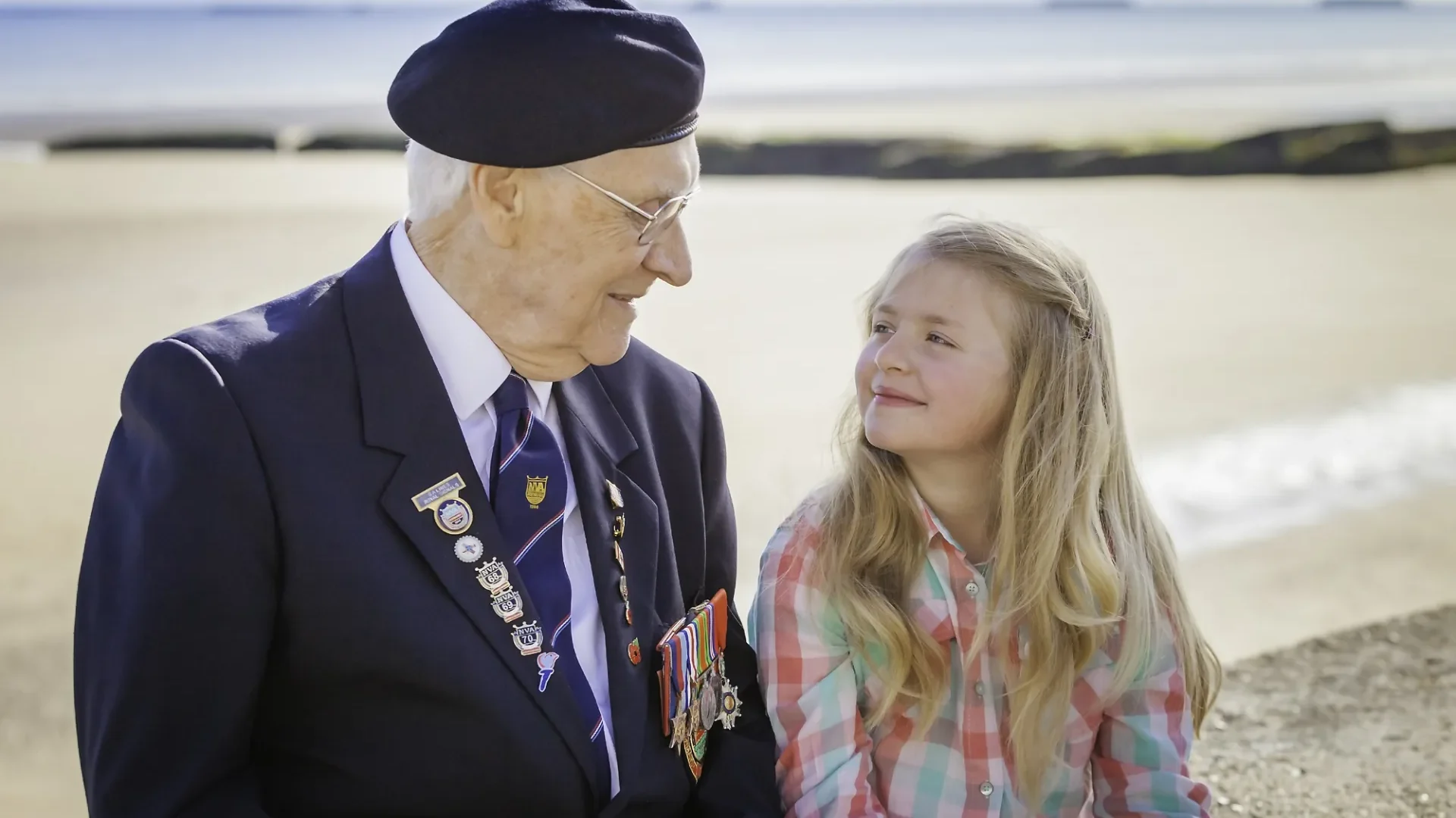Rencontre_veteran_et__enfant_a_Arromanches