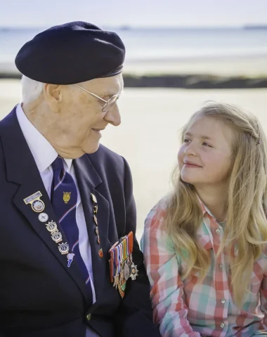 Rencontre_veteran_et__enfant_a_Arromanches