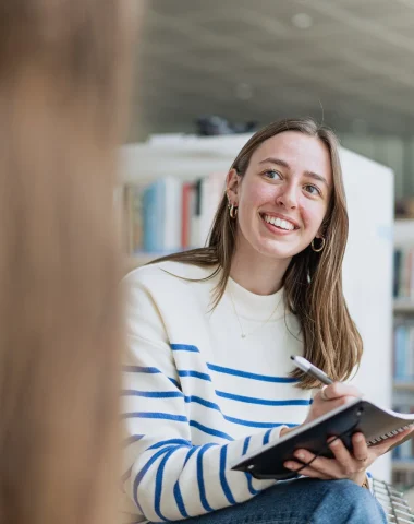 Jeune étudiante à la bibliothèque de Caen