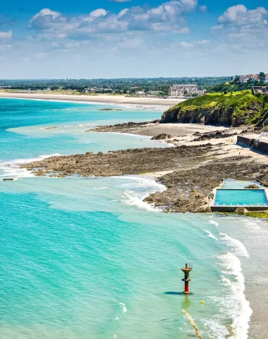 Piscine_en_bord_de_mer_avec_eau_turquoise__a_Granville_