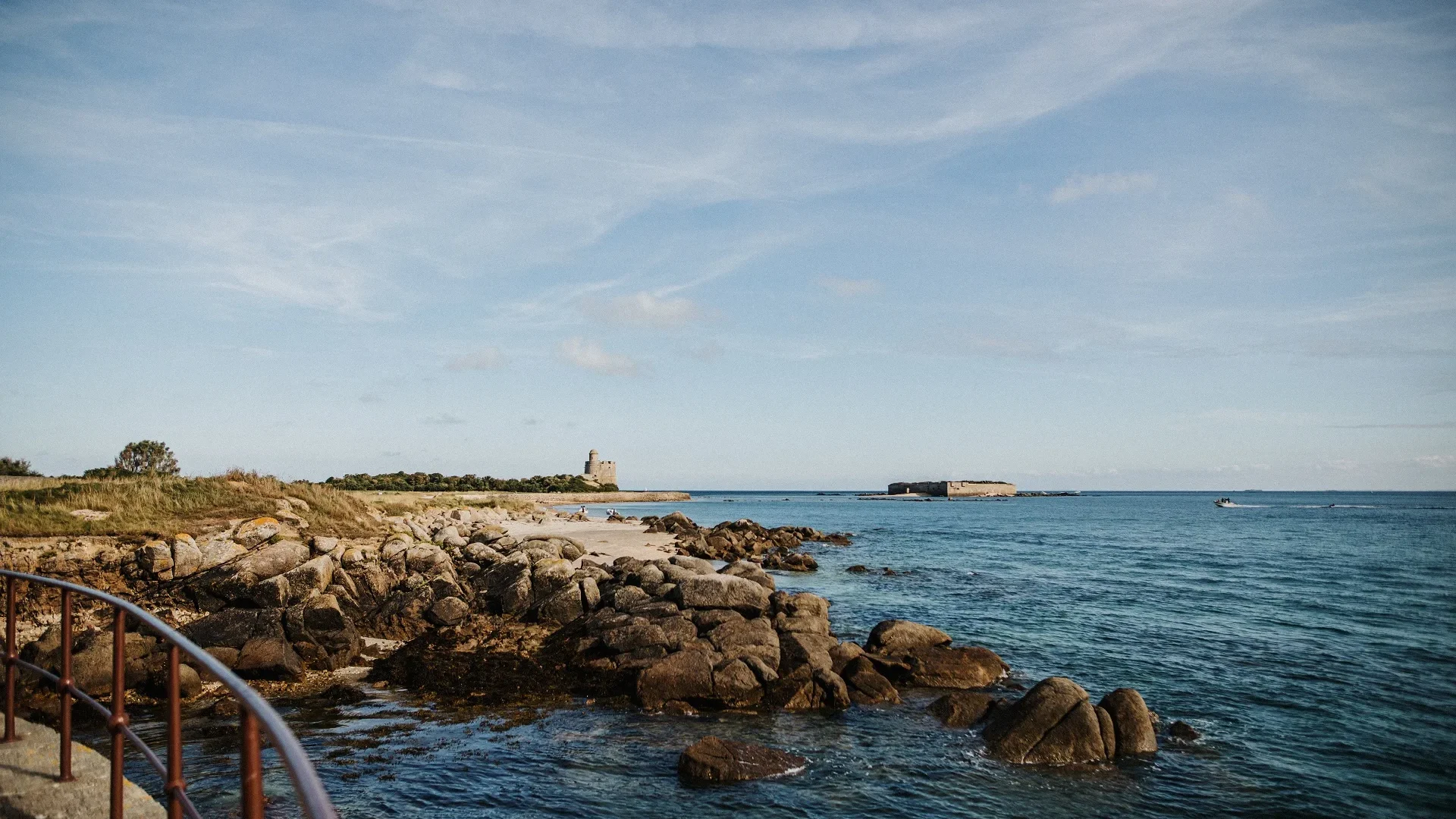 Vue_sur_l_ile_de_Tatihou__Saint-Vaast-la-Hougue