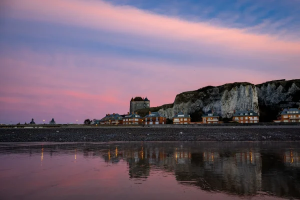 Dieppe__chateau_et_falaises_au_coucher_du_soleil_seine-maritime